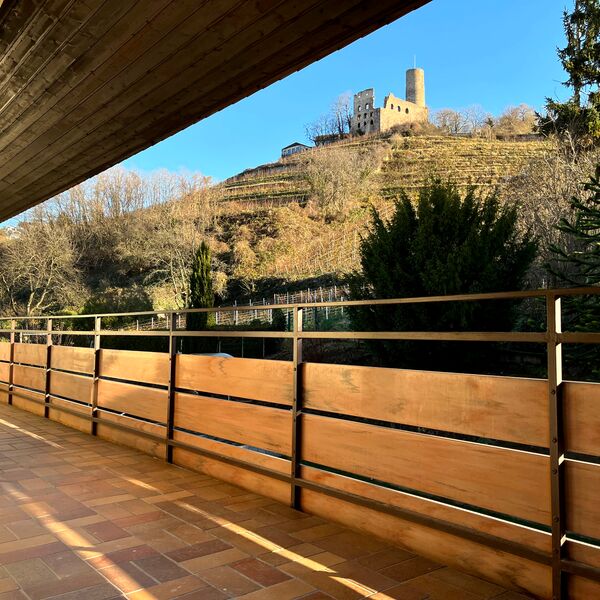 Objekt-ID 2102, Balkon mit Strahlenburg-Blick, Immobilienmakler Bergstraße